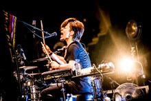 木内泰史（Dr, Cho）（撮影：浜野カズシ）