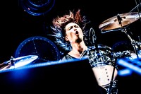 木内泰史（Dr, Cho）（撮影：浜野カズシ）