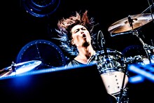 木内泰史（Dr, Cho）（撮影：浜野カズシ）