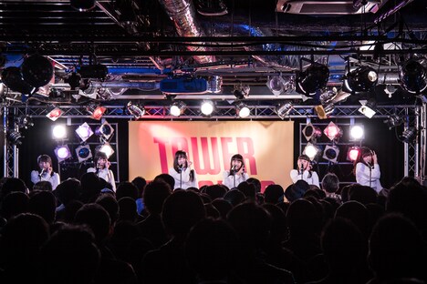 Someday Somewhereのライブの様子。（写真提供：Virgin Music）