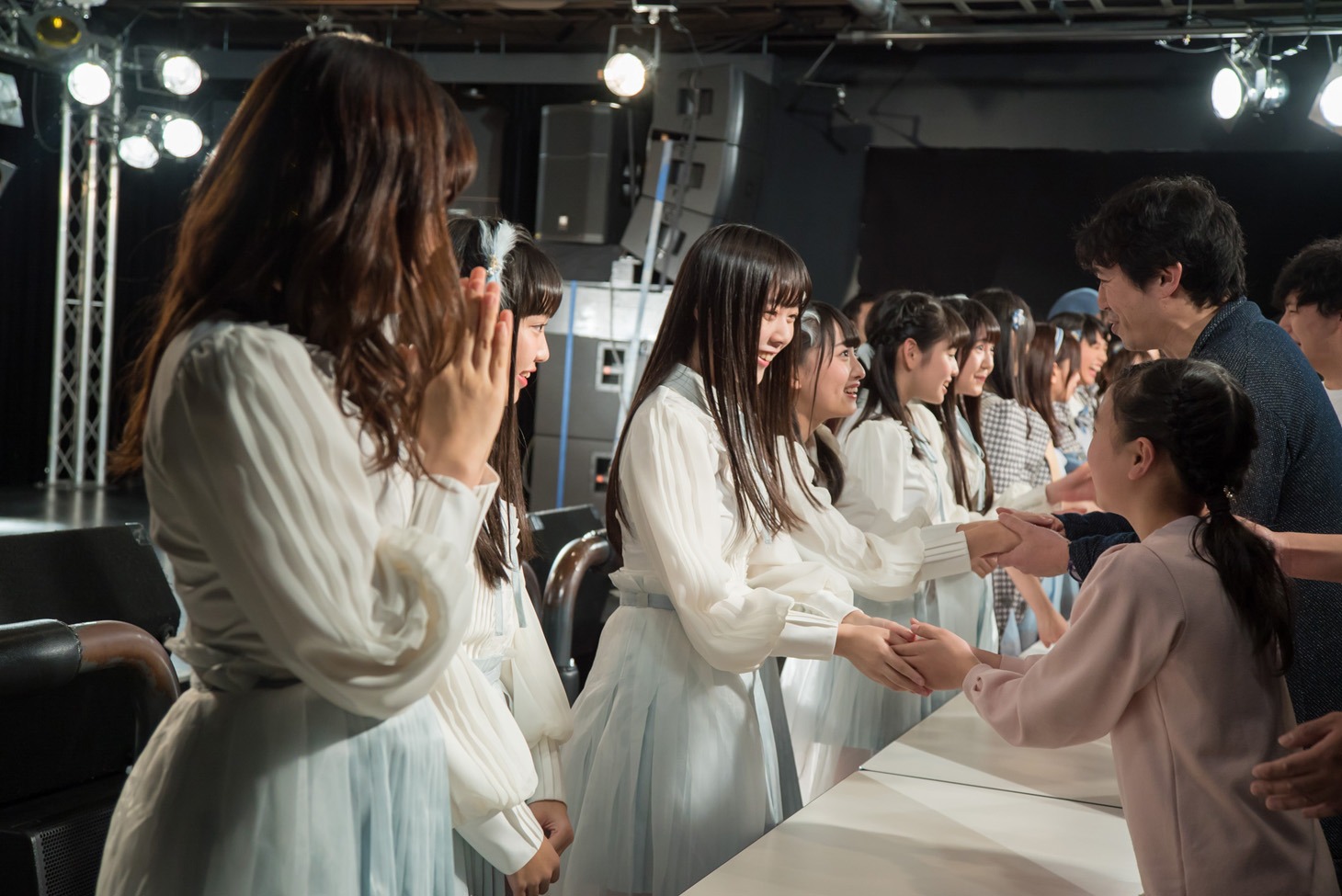 Someday Somewhereの握手会の様子。（写真提供：Virgin Music）