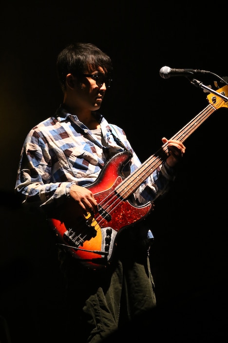 藤原寛（B, Cho）（撮影：福政良治）