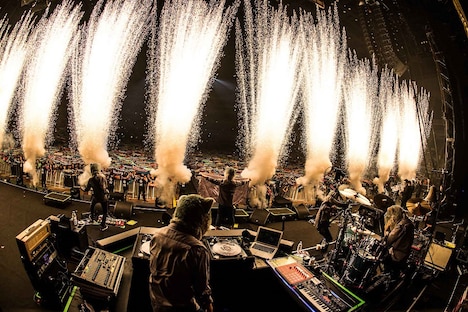 MAN WITH A MISSION「Dog Days Tour 2017」埼玉・さいたまスーパーアリーナ公演の様子。（Photo by Nobuyuki Kobayashi、Daisuke Sakai [FYD Inc.]）