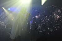 12月2日に東京・ニコファーレで行われたシングル「イタズラなKiss と ラブソング。」リリースパーティの様子。（Photo by MASA）