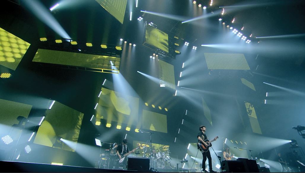 スピッツ「ヒバリのこころ」ライブ映像のワンシーン。