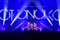 中田ヤスタカとPerfumeのコラボパフォーマンスの様子。