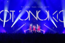 中田ヤスタカとPerfumeのコラボパフォーマンスの様子。