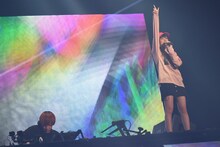 左から中田ヤスタカ、眞白桃々。