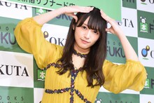 “にゃーポーズ”をする渡辺梨加（欅坂46）。