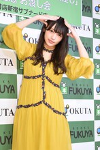 “にゃーポーズ”をする渡辺梨加（欅坂46）。