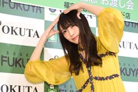 “にゃーポーズ”をする渡辺梨加（欅坂46）。