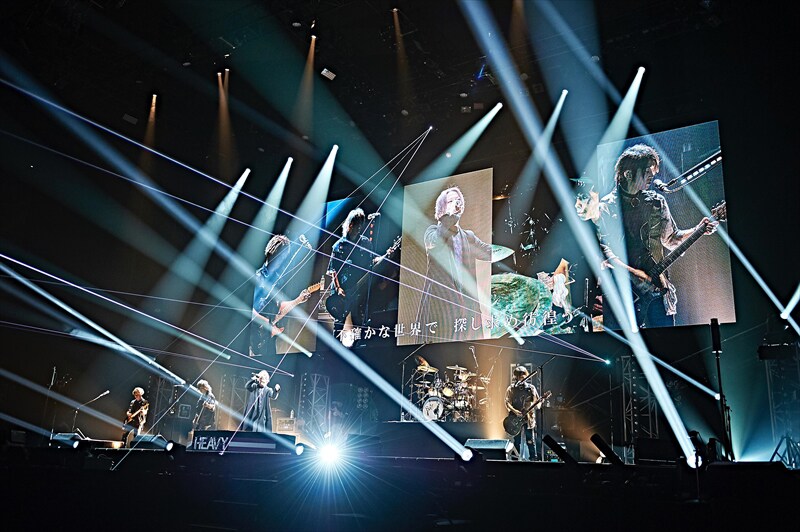 SuG「HEAVY POSITIVE ROCK」東京・日本武道館公演の様子。