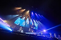 SuG「HEAVY POSITIVE ROCK」東京・日本武道館公演の様子。