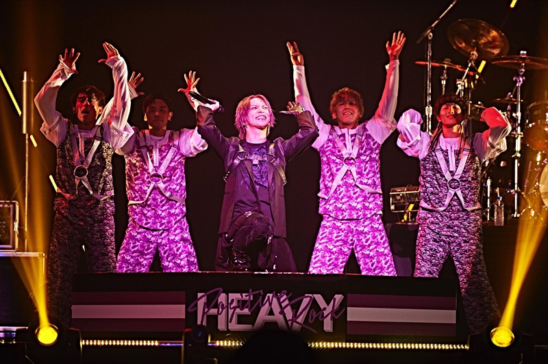 SuG「HEAVY POSITIVE ROCK」東京・日本武道館公演の様子。