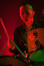 「TOUR 2017“NOMAD”」11月25日のZepp DiverCity TOKYO公演でのクハラカズユキ（Dr）。（撮影：新保勇樹）