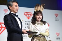 「けものフレンズ」で「アニメ部門賞」を受賞し、トロフィーを受け取った尾崎由香（右）。