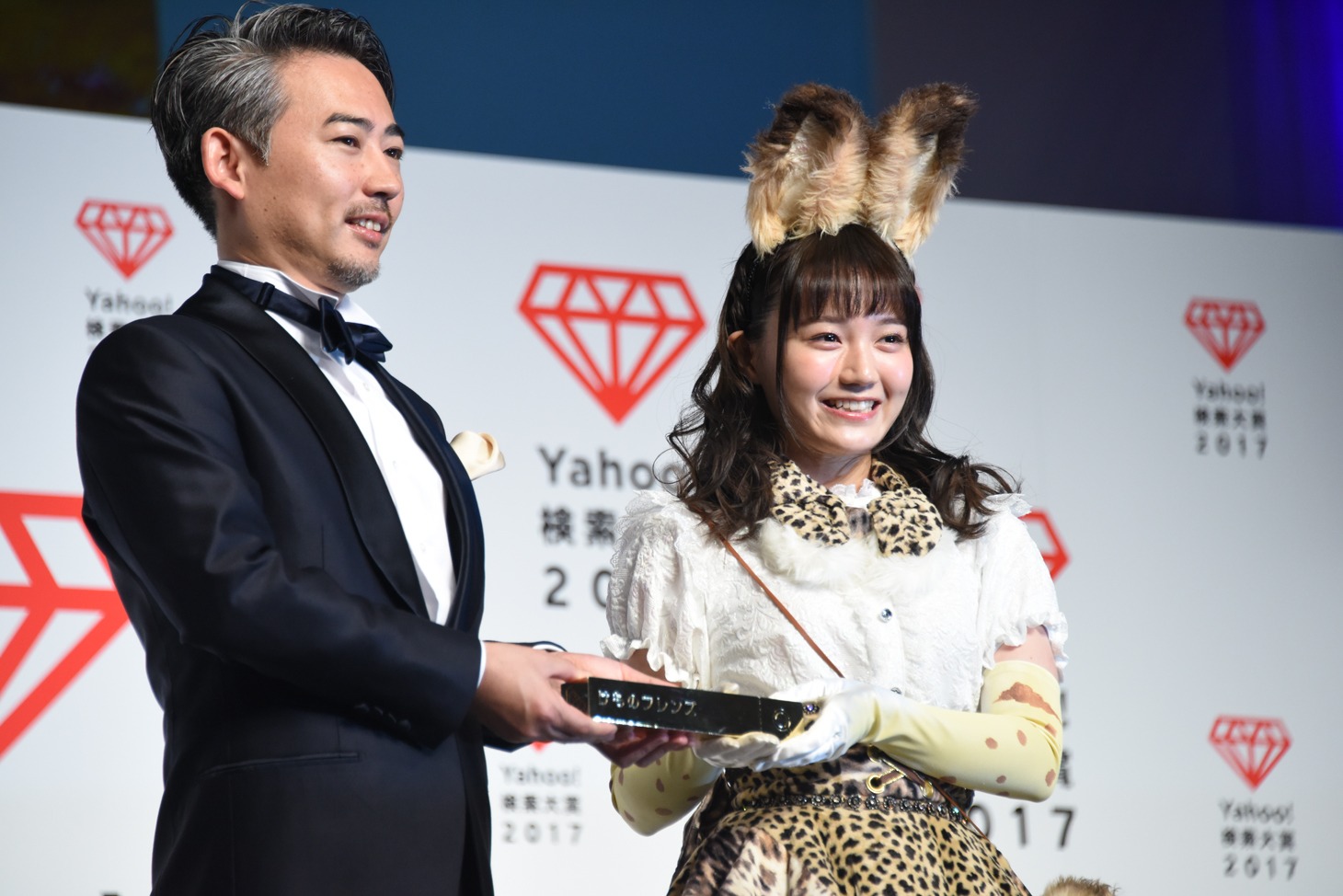 トロフィーを受け取る尾崎由香。