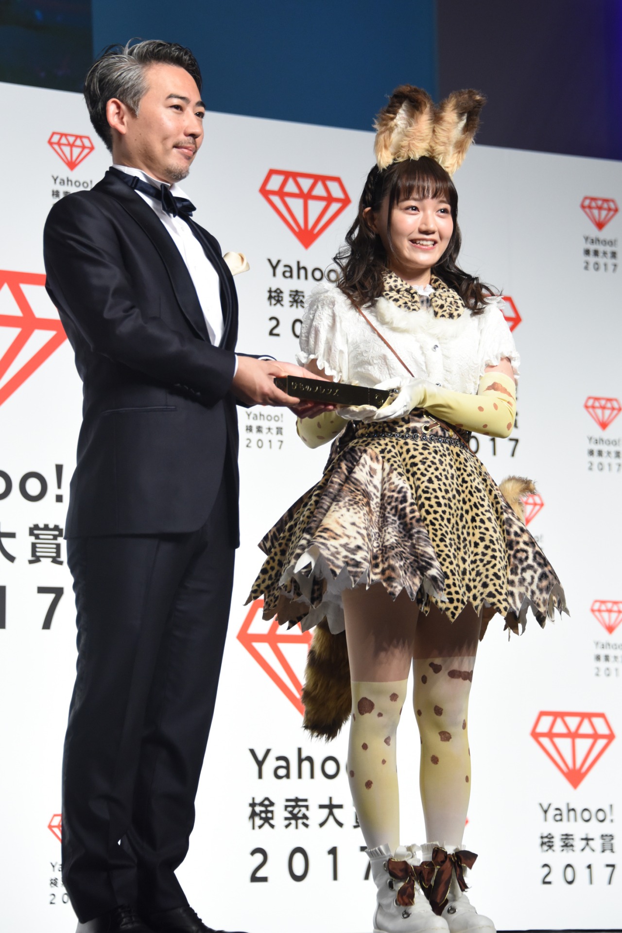 トロフィーを受け取る尾崎由香。