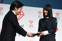 トロフィーを受け取る菅井友香（右 / 欅坂46）。