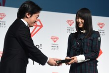 トロフィーを受け取る菅井友香（右 / 欅坂46）。