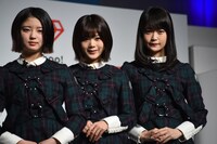 左から鈴本美愉、尾関梨香、石森虹花。