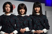 左から鈴本美愉、尾関梨香、石森虹花。