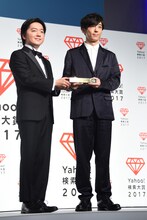 トロフィーを受け取った高橋一生（右）。