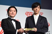 トロフィーを受け取った高橋一生（右）。