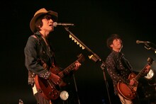 左からYO-KING、桜井秀俊。