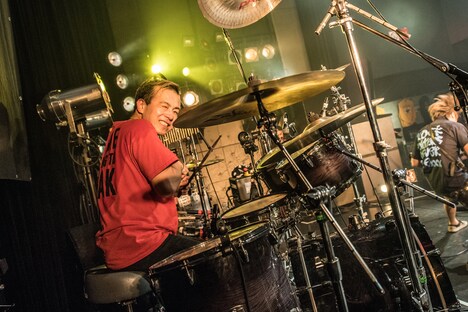 ドウメンヨウヘイ（Dr, Cho / HOTSQUALL）（Photo by manaty）