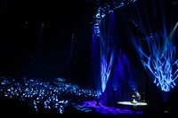 「amazarashi 秋田ひろむ 弾き語りライブ 理論武装解除」12月6日公演の様子。（撮影：木村篤史）