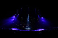 「amazarashi 秋田ひろむ 弾き語りライブ 理論武装解除」12月6日公演の様子。（撮影：木村篤史）