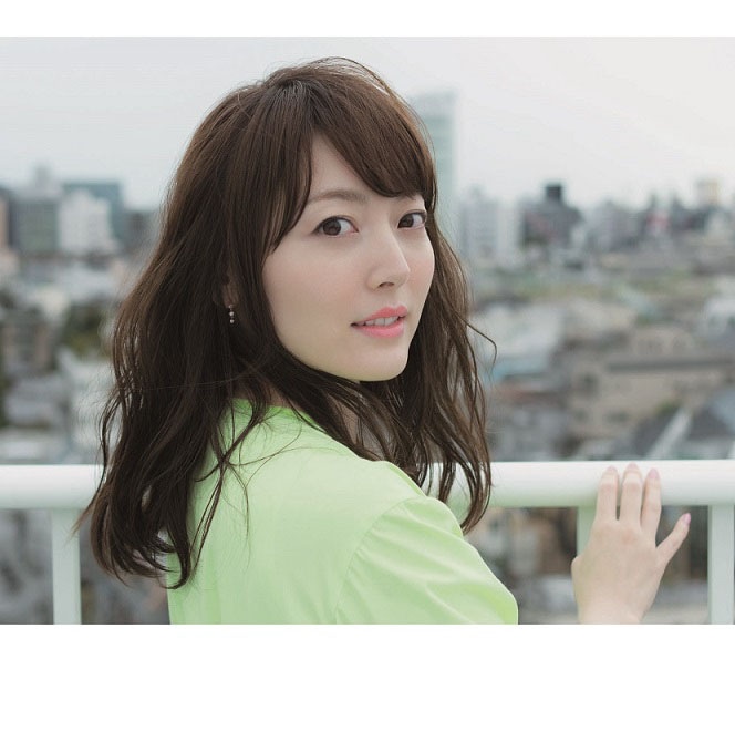 花澤香菜「春に愛されるひとに　わたしはなりたい」初回限定盤ジャケット