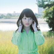 花澤香菜「春に愛されるひとに わたしはなりたい」通常盤ジャケット