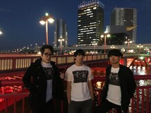 「岩下の新生姜」とのコラボTシャツを着るSAKANAMON。