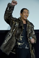 男性ファンに向けて拳を挙げるAKIRA。