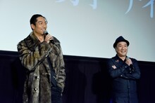 左からAKIRA、久保茂昭監督。
