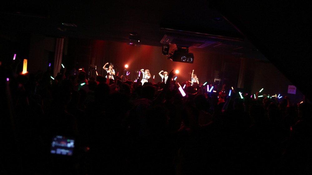 A応P「A応P 1st LIVE TOUR 2017-2018 君氏の▽に潜入せよ！」北海道・cube garden公演の様子。（写真提供：AT-X）