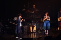 トーク中の水野良樹と大原櫻子。（撮影：栗原洋平）