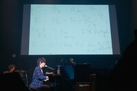 作曲中の水野良樹。（撮影：栗原洋平）