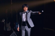 観客にマイクを向けるバカリズム。（撮影：栗原洋平）