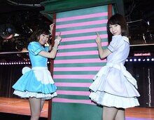 渡辺麻友と柏木由紀。(c)AKS