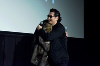 ハグを交わすAKIRA（左）と井浦新（右）。