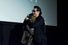 ハグを交わすAKIRA（左）と井浦新（右）。