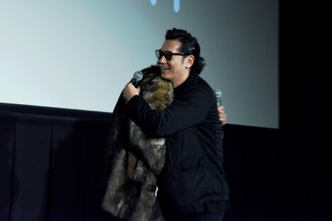 ハグを交わすAKIRA（左）と井浦新（右）。