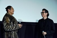 再会を喜ぶAKIRA（左）と井浦新（右）。