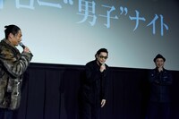 左からAKIRA、井浦新、久保茂昭監督。
