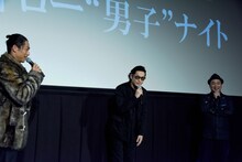 左からAKIRA、井浦新、久保茂昭監督。