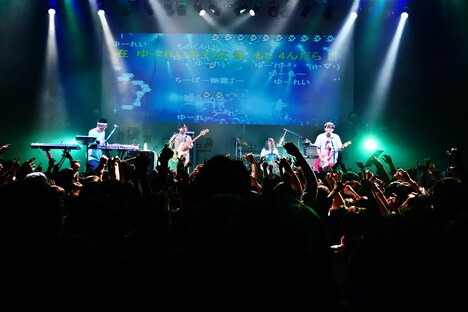 「入院ツアー」12月3日の東京・TSUTAYA O-EAST公演の様子。