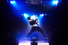 「Dim It」で巧みなギタープレイを披露するMIYAVI。（Photo by Yusuke Okada）